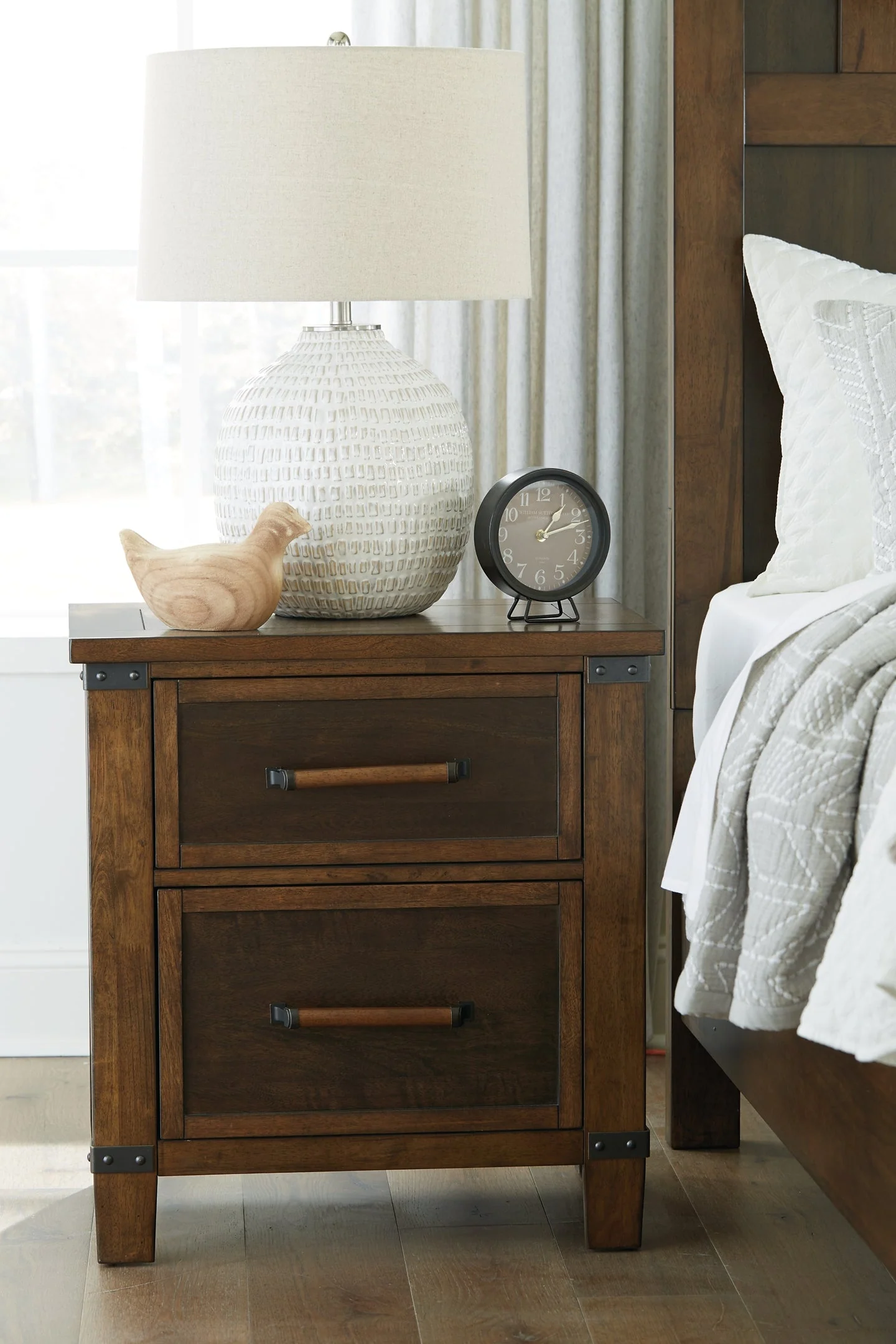 Wyattfield California King Panel Bed with Mirrored Dresser and 2 Nightstands - Image 5