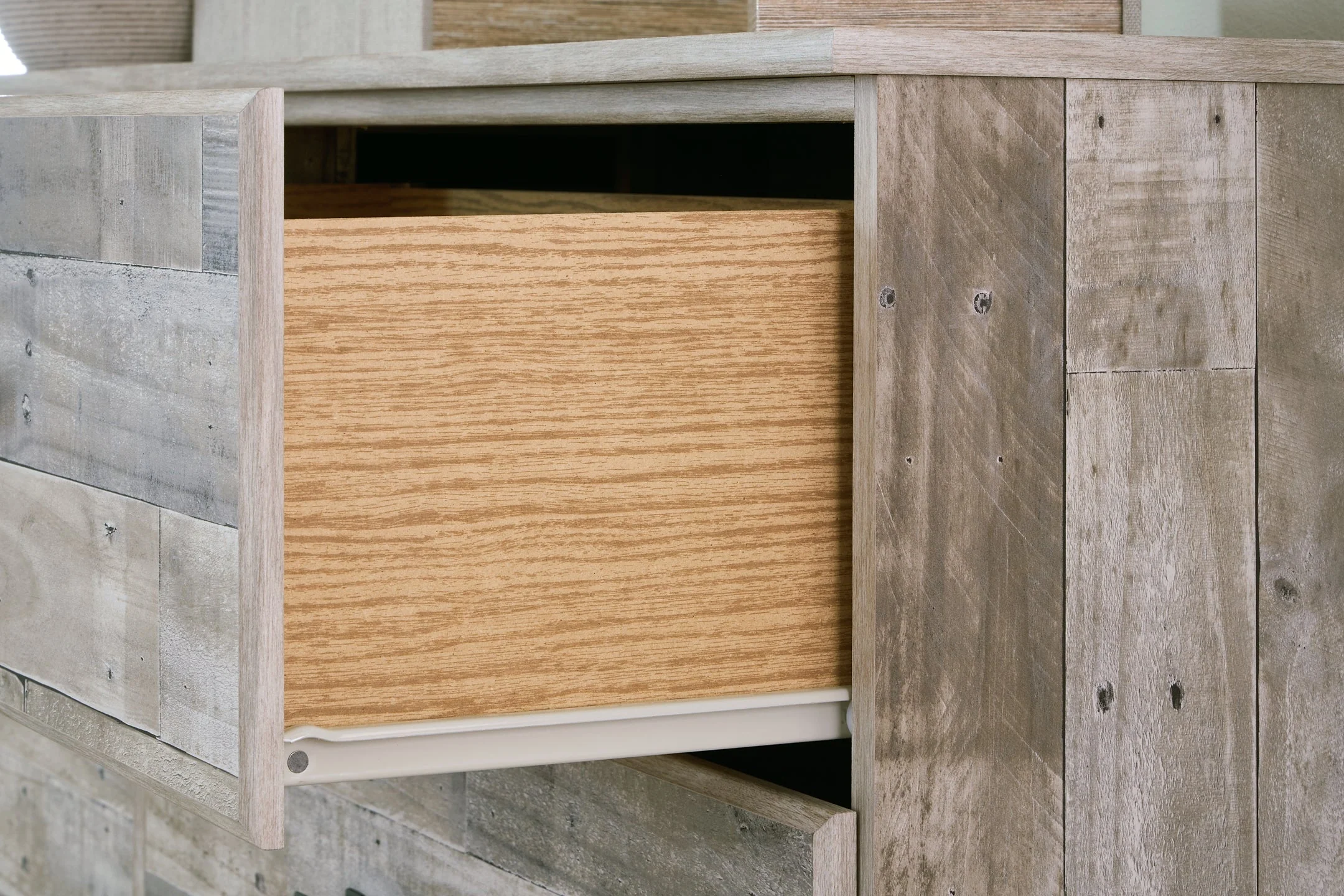Hodanna Six Drawer Dresser - Image 7