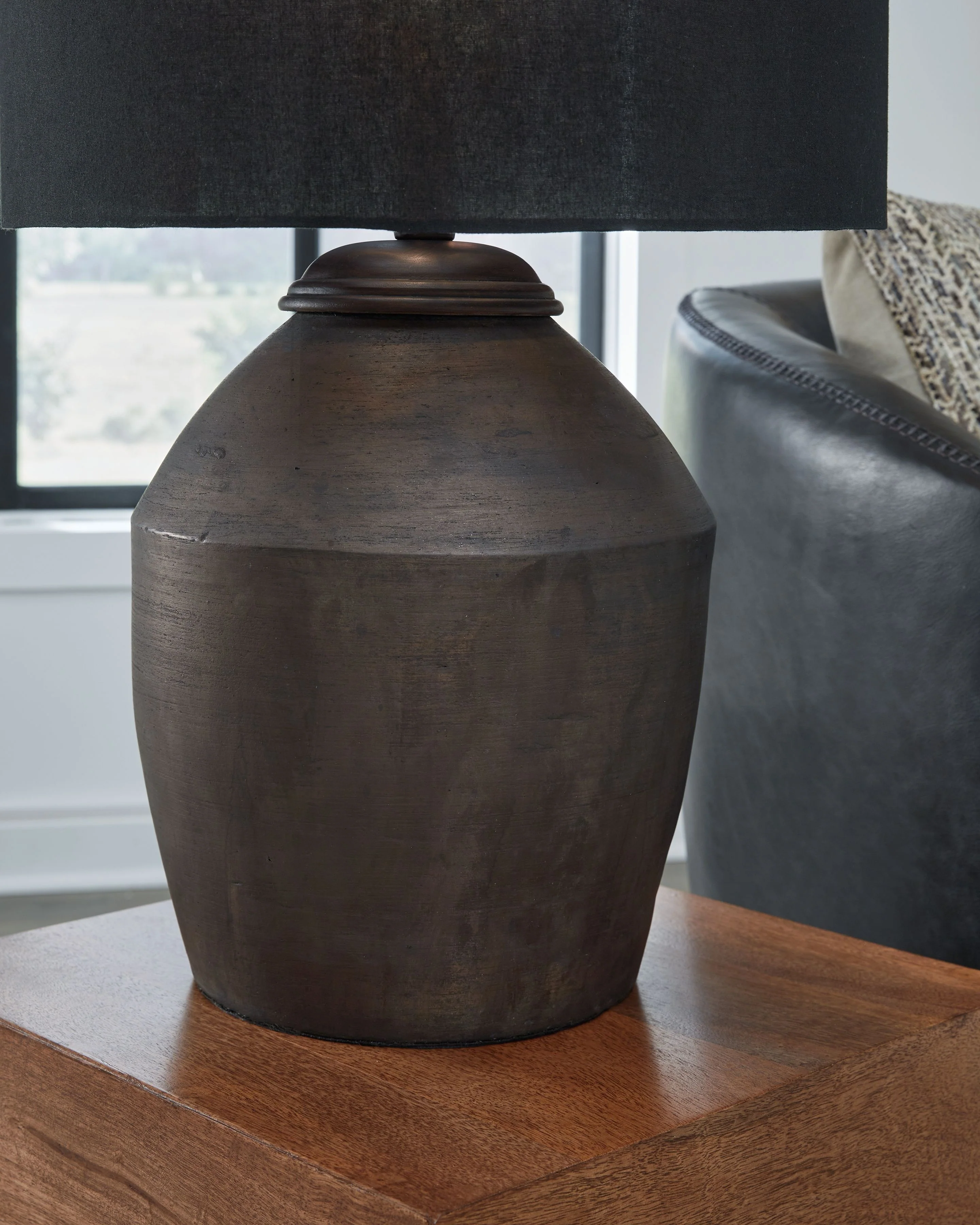 Naareman - Terracotta Table Lamp - Metallic Black - Image 3